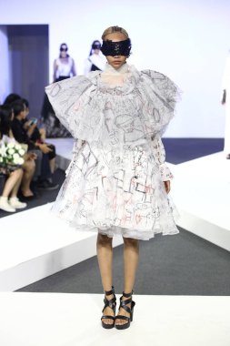 Bangkok, Tayland - 29 Mayıs 2017; Bangkok Üniversitesi, Moda Tasarım Tezini Emquartier Mağazası 'nda 