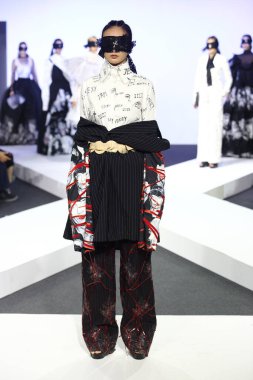 Bangkok, Tayland - 29 Mayıs 2017; Bangkok Üniversitesi, Moda Tasarım Tezini Emquartier Mağazası 'nda 