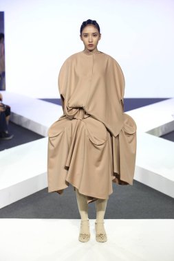 Bangkok, Tayland - 29 Mayıs 2017; Bangkok Üniversitesi, Moda Tasarım Tezini Emquartier Mağazası 'nda 