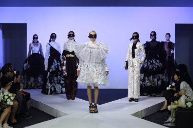 Bangkok, Tayland - 29 Mayıs 2017; Bangkok Üniversitesi, Moda Tasarım Tezini Emquartier Mağazası 'nda 