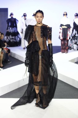 Bangkok, Tayland - 29 Mayıs 2017; Bangkok Üniversitesi, Moda Tasarım Tezini Emquartier Mağazası 'nda 