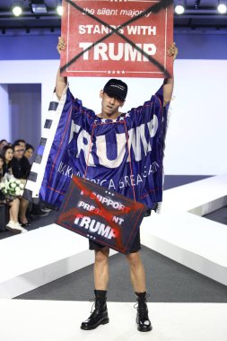 Bangkok, Tayland - 29 Mayıs 2017; Bangkok Üniversitesi, Moda Tasarım Tezini Emquartier Mağazası 'nda 