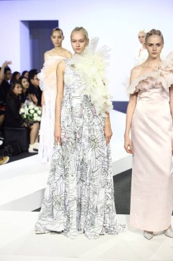 Bangkok, Tayland - 29 Mayıs 2017; Bangkok Üniversitesi, Moda Tasarım Tezini Emquartier Mağazası 'nda 