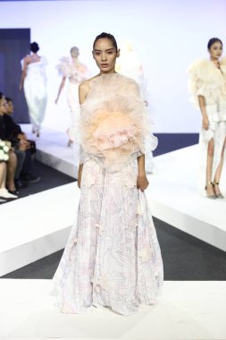 Bangkok, Tayland - 29 Mayıs 2017; Bangkok Üniversitesi, Moda Tasarım Tezini Emquartier Mağazası 'nda 