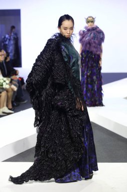 Bangkok, Tayland - 29 Mayıs 2017; Bangkok Üniversitesi, Moda Tasarım Tezini Emquartier Mağazası 'nda 