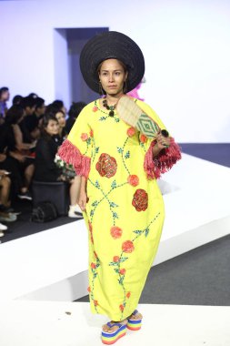 Bangkok, Tayland - 29 Mayıs 2017; Bangkok Üniversitesi, Moda Tasarım Tezini Emquartier Mağazası 'nda 