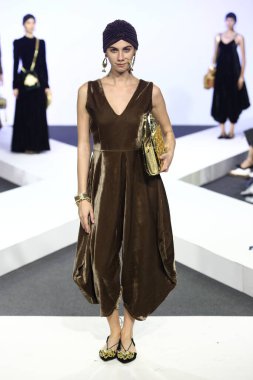 Bangkok, Tayland - 29 Mayıs 2017; Bangkok Üniversitesi, Moda Tasarım Tezini Emquartier Mağazası 'nda 