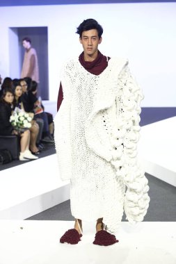 Bangkok, Tayland - 29 Mayıs 2017; Bangkok Üniversitesi, Moda Tasarım Tezini Emquartier Mağazası 'nda 