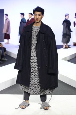 Bangkok, Tayland - 29 Mayıs 2017; Bangkok Üniversitesi, Moda Tasarım Tezini Emquartier Mağazası 'nda 