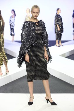 Bangkok, Tayland - 29 Mayıs 2017; Bangkok Üniversitesi, Moda Tasarım Tezini Emquartier Mağazası 'nda 