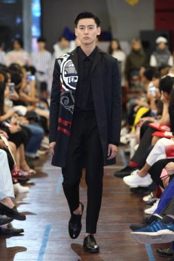 Bangkok, Tayland - 4 Haziran 2017 Thesis Moda Şovu Fash17, Moda tasarım öğrencilerinin yeni koleksiyonunu sunmak için sahne rampasında yürüyor.