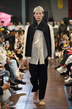 Bangkok, Tayland - 4 Haziran 2017 Thesis Moda Şovu Fash17, Moda tasarım öğrencilerinin yeni koleksiyonunu sunmak için sahne rampasında yürüyor.