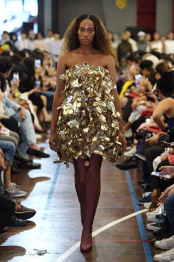 Bangkok, Tayland - 4 Haziran 2017 Thesis Moda Şovu Fash17, Moda tasarım öğrencilerinin yeni koleksiyonunu sunmak için sahne rampasında yürüyor.