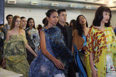 Bangkok, Tayland - 4 Haziran 2017 Thesis Moda Şovu Fash17, Moda tasarım öğrencilerinin yeni koleksiyonunu sunmak için sahne rampasında yürüyor.