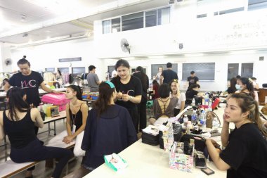 Bangkok, Tayland - 4 Haziran 2017 Thesis Moda Şovu Fash17, Moda tasarım öğrencilerinin yeni koleksiyonunu sunmak için sahne rampasında yürüyor.