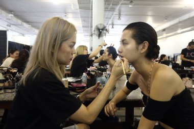 Bangkok, Tayland - 4 Haziran 2017 Thesis Moda Şovu Fash17, Moda tasarım öğrencilerinin yeni koleksiyonunu sunmak için sahne rampasında yürüyor.