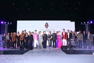 Bangkok, Tayland - 30 Haziran 2017; Bitec sergi salonunda Moda Şovu 