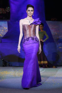 Bangkok, Tayland - 30 Haziran 2017; Bitec sergi salonunda Moda Şovu 