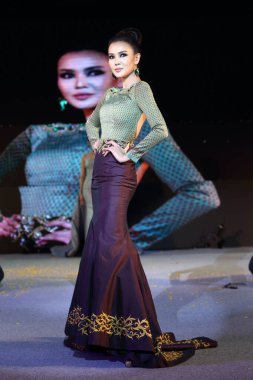 Bangkok, Tayland - 30 Haziran 2017; Bitec sergi salonunda Moda Şovu 
