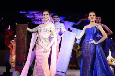 Bangkok, Tayland - 30 Haziran 2017; Bitec sergi salonunda Moda Şovu 