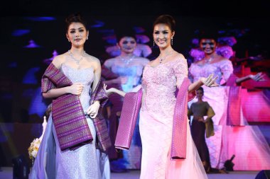 Bangkok, Tayland - 30 Haziran 2017; Bitec sergi salonunda Moda Şovu 