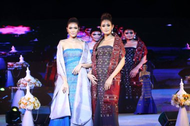Bangkok, Tayland - 30 Haziran 2017; Bitec sergi salonunda Moda Şovu 