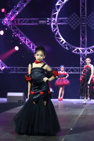 Bangkok Thailandia Luglio 2017 Kid Fashion Show Alicio Con Illuminazione — Foto Stock