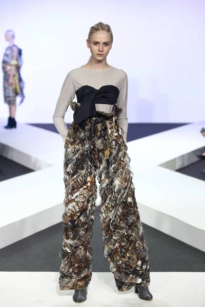 Bangkok, Tayland - 29 Mayıs 2017; Bangkok Üniversitesi, Moda Tasarım Tezini Emquartier Mağazası 'nda 