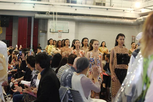 Bangkok Tailandia Junio 2017 Tesis Fashion Show Fash17 Modelo Camina —  Fotos de Stock