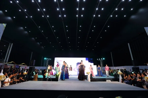 泰国曼谷 2017年6月30日 Bitec展览厅的时装秀 暹罗丝绸 主题是舞台表演和新的服装系列设计 — 图库照片