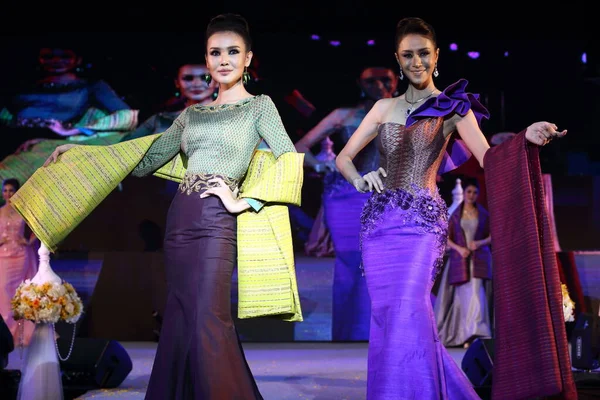 Bangkok Thailand Juni 2017 Fashion Show Silk Siam Bitec Expositiezaal — Stockfoto
