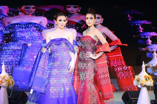 泰国曼谷 2017年6月30日 Bitec展览厅的时装秀 暹罗丝绸 主题是舞台表演和新的服装系列设计 — 图库照片