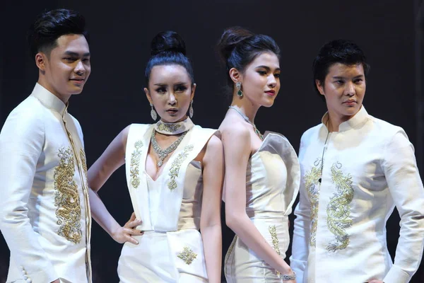 2017年3月18日 老挝万象 2017年万象哇时装周 时装秀 17场来自老挝和泰国品牌的时装秀在老挝丝绸Landmark酒店举行 — 图库照片