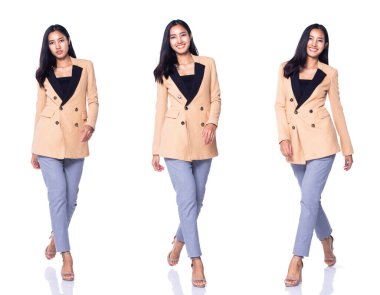 Tam uzunlukta, 20 'li yaşlarda, krem rengi, düzgün takım elbise ve yüksek topuklu ayakkabılar içinde 30' lu yaşlarda Asyalı İş kadını. Stüdyo beyaz arka plan aydınlatması, kolaj grubu yürüyüşleri.