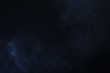 Siyah Arkaplanda Yoğun Tüy Duman ve Sis, Soyut Duman Bulutları, Odakta Bulanıklık Yok