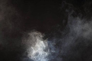 Siyah Arkaplanda Yoğun Tüy Duman ve Sis, Soyut Duman Bulutları, Tüm Hareketler Bulanık, Niyet Bulanık, Hedef Bulanık ve Yüksek Düşük Kontrastlı Kontrast, metin logosu için kopyalama alanı
