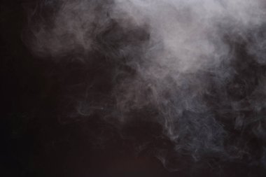 Siyah Arkaplanda Yoğun Tüy Duman ve Sis, Soyut Duman Bulutları, Tüm Hareketler Bulanık, Niyet Bulanık, Hedef Bulanık ve Yüksek Düşük Kontrastlı Kontrast, metin logosu için kopyalama alanı