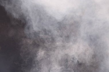 Siyah Arkaplanda Yoğun Tüy Duman ve Sis, Soyut Duman Bulutları, Tüm Hareketler Bulanık, Niyet Bulanık, Hedef Bulanık ve Yüksek Düşük Kontrastlı Kontrast, metin logosu için kopyalama alanı