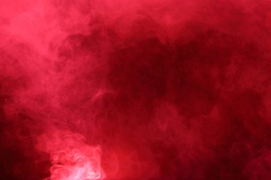 Siyah Arkaplanda Kırmızı Yoğun Tüy Duman ve Sis, Soyut Duman Bulutları, Tüm Hareketler Bulanık, Odaklanamaz Niyet Bulanık, Yüksek Düşük Kontrastlı Kontrast, metin logosu için kopyalama alanı