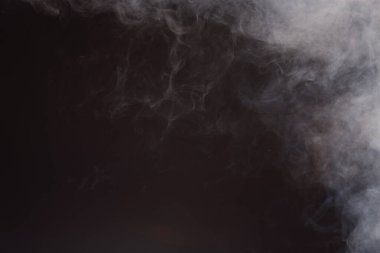 Siyah Arkaplanda Yoğun Tüy Duman ve Sis, Soyut Duman Bulutları, Tüm Hareketler Bulanık, Niyet Bulanık, Hedef Bulanık ve Yüksek Düşük Kontrastlı Kontrast, metin logosu için kopyalama alanı