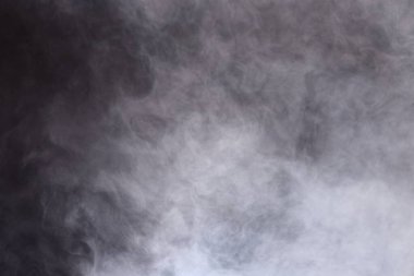 Siyah Arkaplanda Yoğun Tüy Duman ve Sis, Soyut Duman Bulutları, Tüm Hareketler Bulanık, Niyet Bulanık, Hedef Bulanık ve Yüksek Düşük Kontrastlı Kontrast, metin logosu için kopyalama alanı