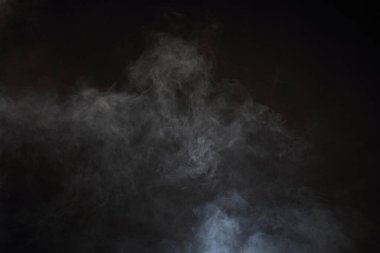 Siyah Arkaplanda Yoğun Tüy Duman ve Sis, Soyut Duman Bulutları, Tüm Hareketler Bulanık, Niyet Bulanık, Hedef Bulanık ve Yüksek Düşük Kontrastlı Kontrast, metin logosu için kopyalama alanı