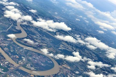 Pencere uçağından, ekin tarlasından, yoldan, sokaktan, nehirden, şehirden ve köylerden en iyi görüntü