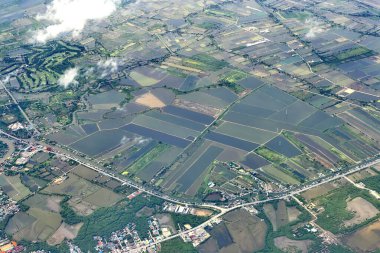 Pencere uçağından, ekin tarlasından, yoldan, sokaktan, nehirden, şehirden ve köylerden en iyi görüntü