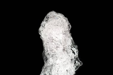 Suyu durdurmak için yüksek hızda senkronize ederek havadaki perdeden su sıçrıyor.