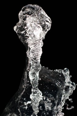 Suyu durdurmak için yüksek hızda senkronize ederek havadaki perdeden su sıçrıyor.