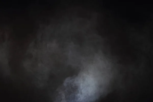 黑色背景下浓密的白烟浓雾 抽象的烟云 全身运动模糊 注意力不集中 高低曝光对比度 文字标识复制空间 — 图库照片