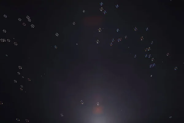 Birçok Sabun Köpüğü Rüzgarda Savruluyor Alttan Gelen Işıkla Birlikte Siyah — Stok fotoğraf
