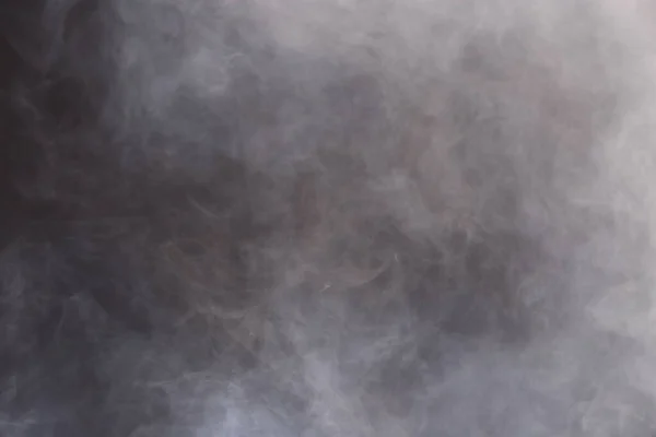 黒の背景に白い煙と霧の高密度ふわふわパフ 抽象的な煙雲 すべての動きは 焦点からの意図 および高低露出コントラスト テキストロゴのためのコピースペースをぼやけている — ストック写真