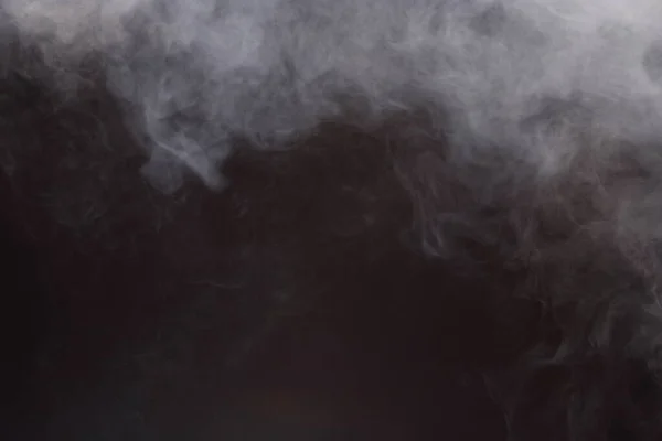 黑色背景下浓密的白烟浓雾 抽象的烟云 全身运动模糊 注意力不集中 高低曝光对比度 文字标识复制空间 — 图库照片